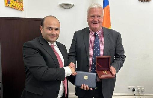 ԱՀ-ի պայթյունից տուժածներին օգնելու համար ՀՀ կժամանի բրիտանացի հայտնի ռազմական բժիշկ Սթիվ Ջեֆերին