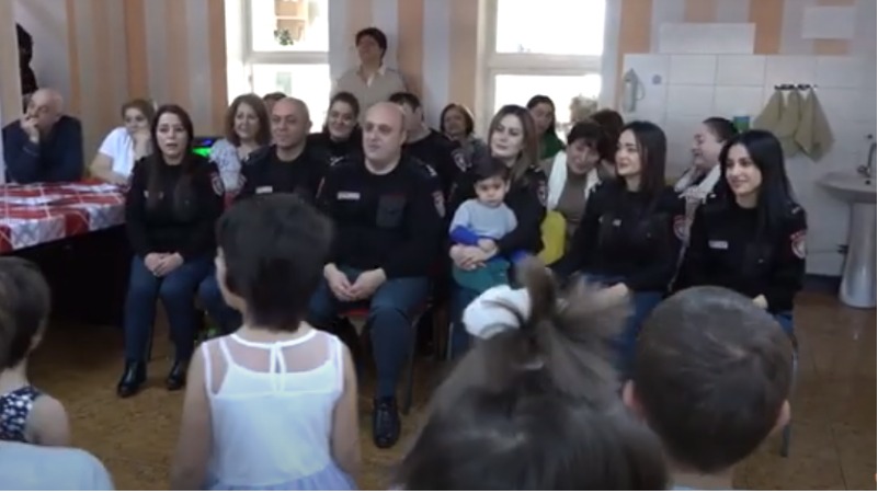Ոստիկաններն այցելել են ՀՕՖ-ի երեխաների աջակցության կենտրոն (տեսանյութ)