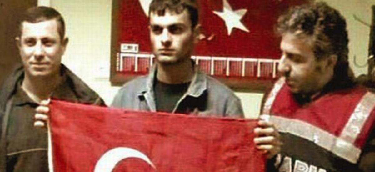Դինքին սպանած Սամասթը ժանդարմերիայի հրամանատարի ցուցումով է նկարվել թուրքական դրոշով