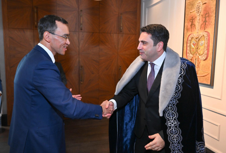 Ղազախստանի խորհրդարանի Սենատի նախագահի կողմից ստացա ղազախական ազգային տարազ՝ շապան. Ալեն Սիմոնյան