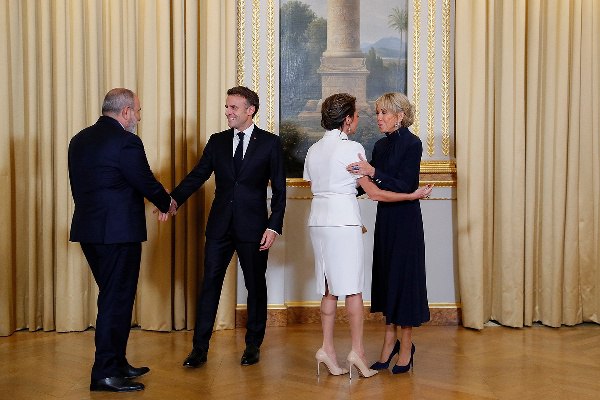 Փաշինյանը տիկնոջ հետ մասնակցել է Ֆրանսիայի նախագահի և նրա տիկնոջ անունից տրված պաշտոնական ընթրիքին