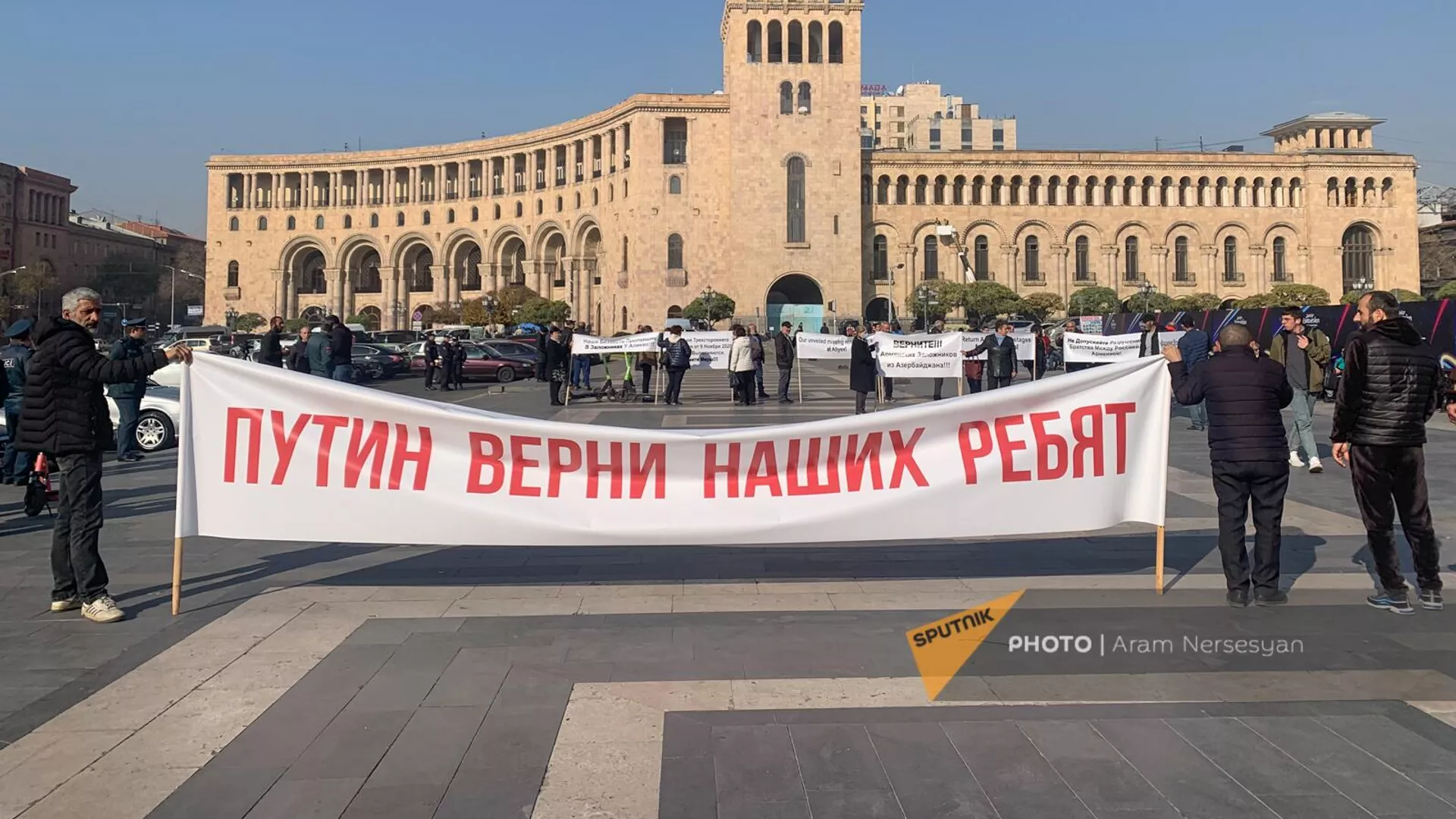 «Օգնե՛ք վերադարձնել մեր տղաներին». գերիների հարազատները երթով գնում են ՌԴ դեսպանատուն