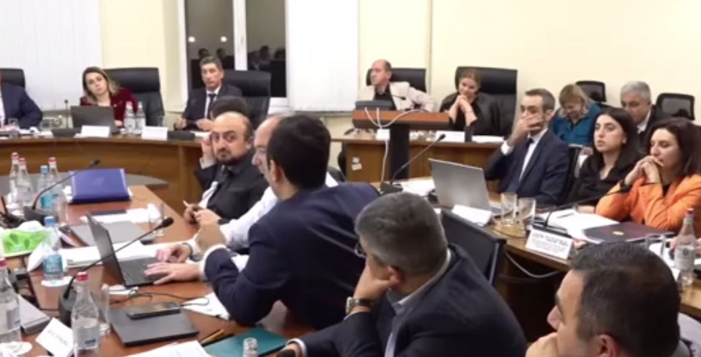 Ես արդեն չեմ խնդրում, արդեն պահանջում եմ այսօր հետաձգել նիստը. Օրբելյանը՝ Մեսրոպյանին