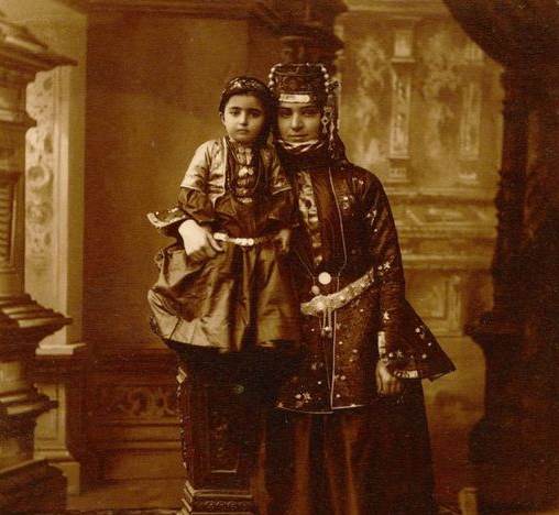 Թիֆլիս, 1915թ. Նախիջևանցի հայուհին իր երեխայի հետ