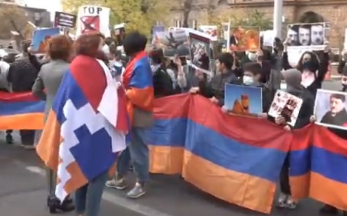 Արցախցի կանայք ու երեխաներն ակցիա են անում Գերմանիայի դեսպանատան մոտ