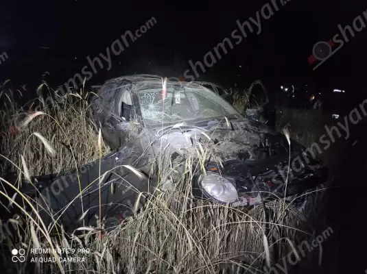 Մարտունի-Վարդենիս ավտոճանապարհին վարորդը «Mercedes»-ով գլորվելով հայտնվել է դաշտում․ վարորդը, եղբայրը և մայրը տեղափոխվել են հիվանդանոց, որտեղ եղբայրը մահացել 