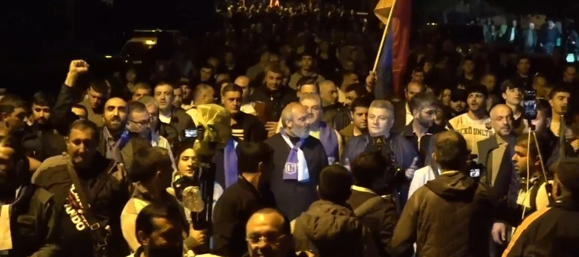 Բագրատ Սրբազանն ու համախոհները կառավարական ամառանոցների մոտ են (ուղիղ)