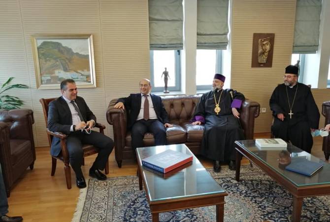 ՀՀ դեսպանը Հունաստանի հայոց թեմի առաջնորդի հետ միասին հանդիպում է ունեցել Կալամատայի քաղաքապետի հետ