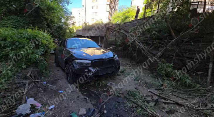 Խոշոր ավտովթար ու առեղծվածային դեպք Երեւանի կենտրոնում. վթարված մեքենայի մեջ հայտնաբերվել են կասկածելի փաթեթներ