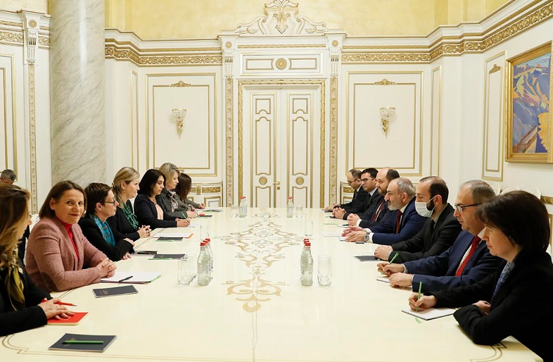 Премьер-министр Пашинян принял делегацию во главе с председателем Национального Собрания Франции