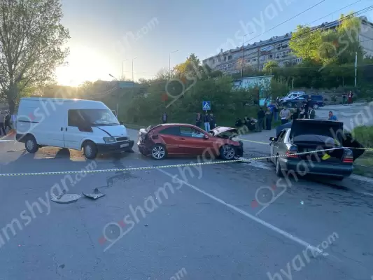 Ավտովթար Լոռու մարզում․ Վանաձորում բախվել են 2 «Mercedes»-ները և «Ford Transit»-ը․ կա 11 վիրավոր