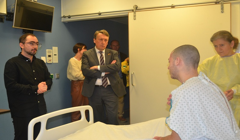 ՀՀ-ում Բելգիայի դեսպանն այցելել է այդ երկրում բուժում ստացող՝ Ստեփանակերտի բենզալցակայանում պայթյունից տուժածներին