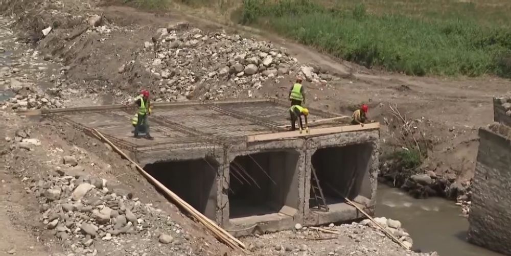 Մինչ Խաշթառակի վնասված կամրջի վերակառուցումը՝ կառուցվում է ժամանակավոր նոր կամուրջ. վարչապետը տեսանյութ է հրապարակել