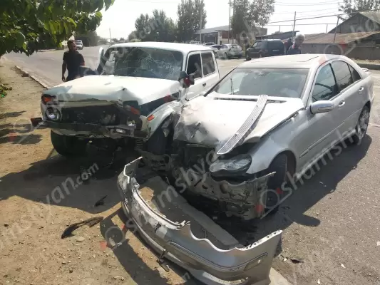 Ավտովթար Արարատի մարզում. բախվել են Mercedes-ն ու ВАЗ 2121-ը. Нива-ն մասամբ հայտնվել է մայթին. կա վիրավոր