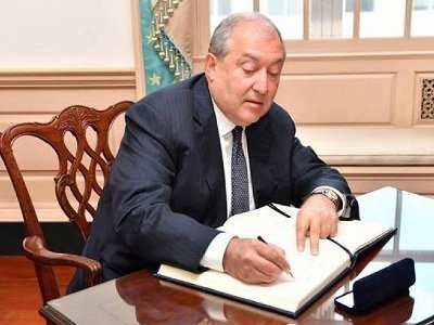Արմեն Սարգսյանն օրենքներ է ստորագրել