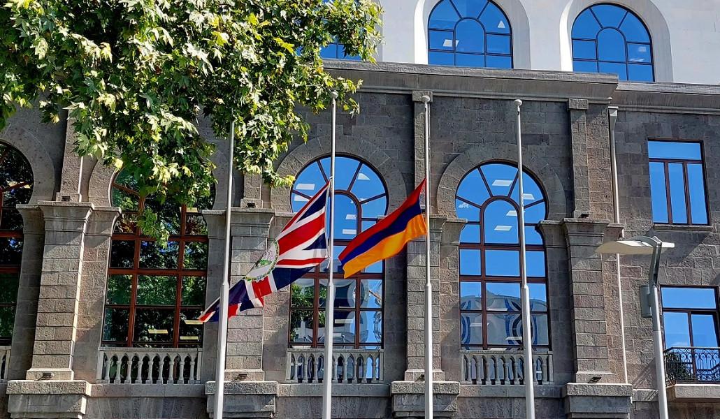Երևանում բրիտանական դեսպանատան առջև իջեցվել է ՄԹ դրոշը