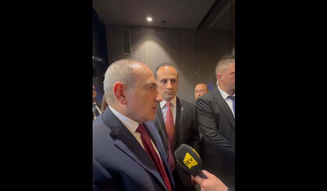 Փաշինյանը Տիրանայում պատասխանել է ադրբեջանցի լրագրողի հարցերին (տեսանյութ)