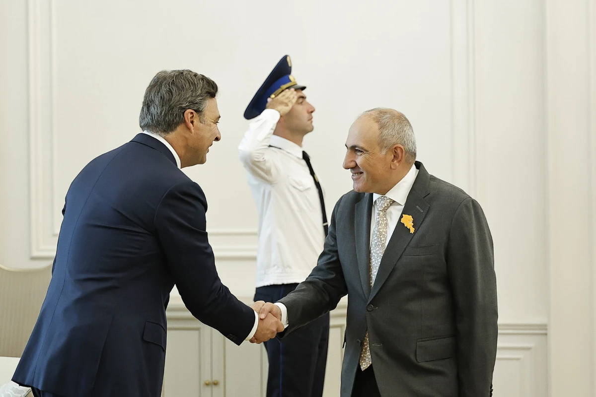 Փաշինյանն ու Էռնեկյանը քննարկել են ավիացիոն շուկայի զարգացմանը վերաբերող հարցեր