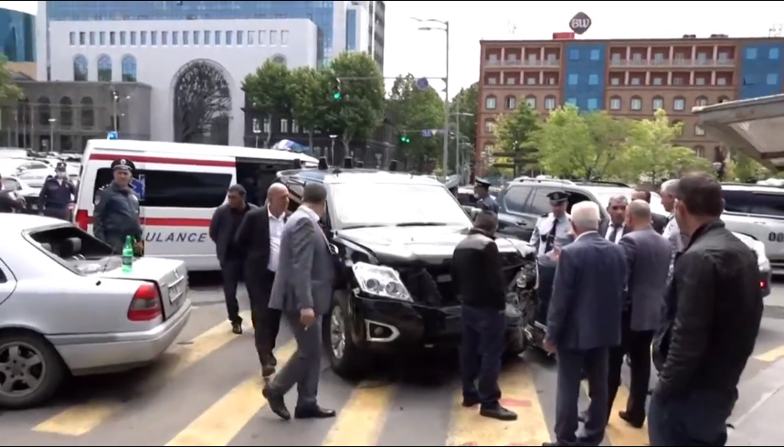 Խոշոր վթար՝ վարչապետին ուղեկցող ավտոմեքենայի մասնակցությամբ․ Ուղիղ