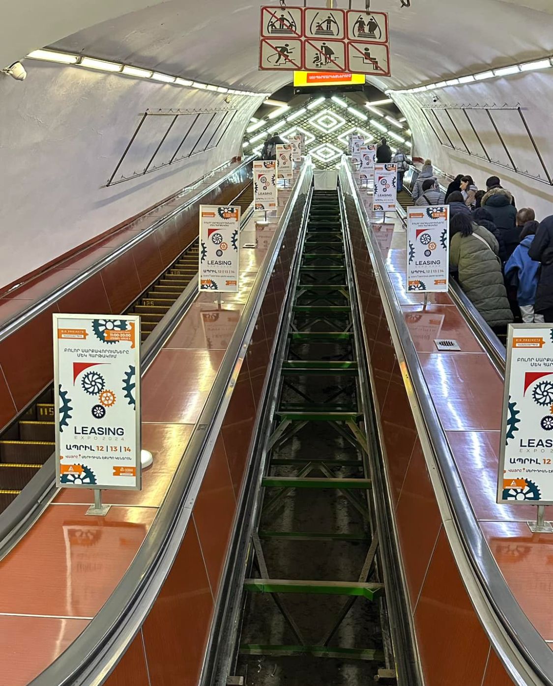 Մետրոպոլիտենի «Հանրապետության հրապարակ» կայարանում գրեթե ավարտին են մոտենում կայարանի շարժասանդուղքի հիմնանորոգման աշխատանքները
