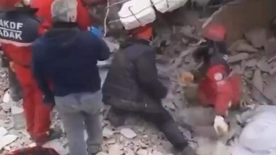 Թուրքիայում փրկարարները մնացել են փլուզված շենքի բեկորների տակ․ տեսանյութ