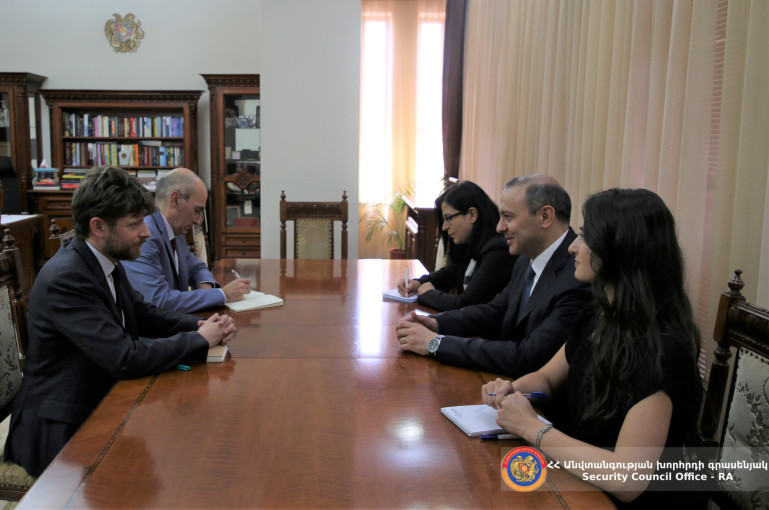 ԱԽ քարտուղարը հանդիպել է Ֆրանսիայի դեսպանի հետ․ քննարկել են Լեռնային Ղարաբաղում հումանիտար իրավիճակը