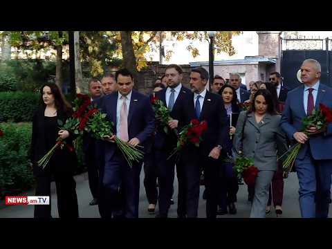 «Ուժեղ Հայաստանի» պատգամավորները հարգանքի տուրք են մատուցում Հոկտեմբերի 27-ի զոհերի հիշատակին