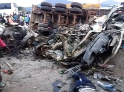 В Кении грузовик врезался в несколько автомобилей и въехал в толпу: число погибших достигло 49