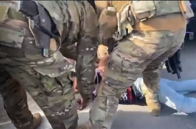 Դիմակավորված ոստիկանները գետնին են տապալում NewDay-ի օպերատորին ու տանում Մախսուդյանի որդուն