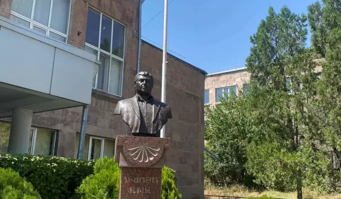 Երևանի թիվ 189 ավագ դպրոցի բակում աշակերտների միջև տեղի ունեցած վիճաբանությունը կանխվել է տնօրենի կողմից, դասասենյակում հայտնաբերվել են գաղտնի փականով դանակներ