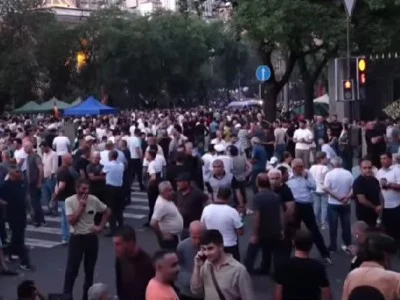 Ազգային ժողովի շենքի մոտ բախումների ժամանակ վնասվել է «Սիվիլնեթի» օպերատորի ոտքը