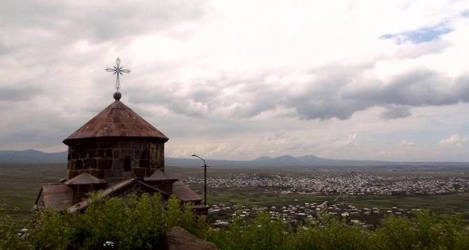 Լանջաղբյուրում բացվեց եւ օրհնվեց Արցախյան պատերազմի զոհերի հուշաղբյուրը