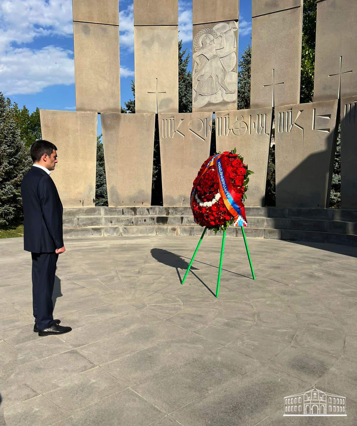  Министр иностранных дел Республики Арцах Сергей Газарян воздал дань памяти в военном пантеоне «Ераблур»