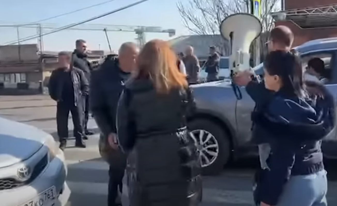 «Հլը հել, արա´». լարված իրավիճակ, կաթվածահար երթևեկություն Նաիրի Զարյան փողոցում (տեսանյութ)