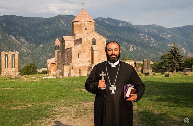 Տեր հայրը գիտակցության է, դեռ ինտենսիվ թերապիայի բաժնում է. նոր մարամասներ Տեր Վրթանեսի առողջական վիճակից