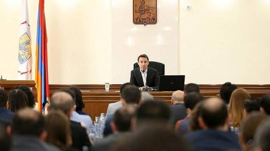 Երեւանի քաղաքապետարանի եւ վարչական շրջանների աշխատակիցների աշխատավարձերը կբարձրանա. ավագանին հաստատեց
