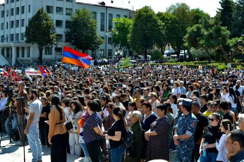 Արցախյան գեներալ-բիզնեսմենները անհասանելի են արցախահայերի համար.«Իրավունք»