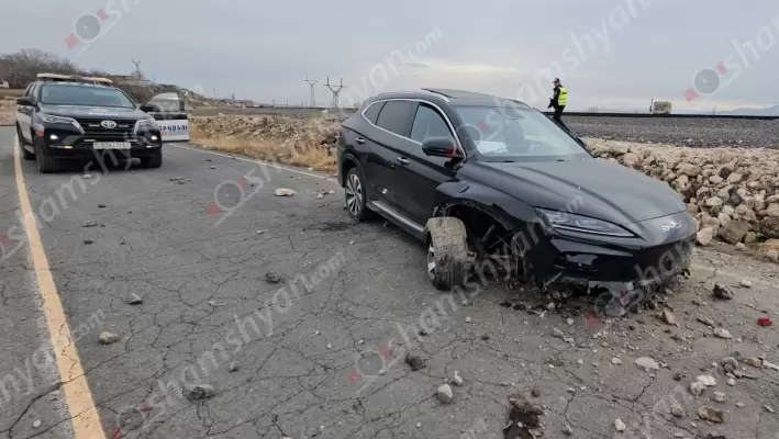 Ավտովթար Արագածոտնի մարզում. էլեկտրական «BYD» ավտոմեքենան Կոշ գյուղի վարչական տարածքում բախվել է բետոնե արգելապատնեշին, ապա քարերին