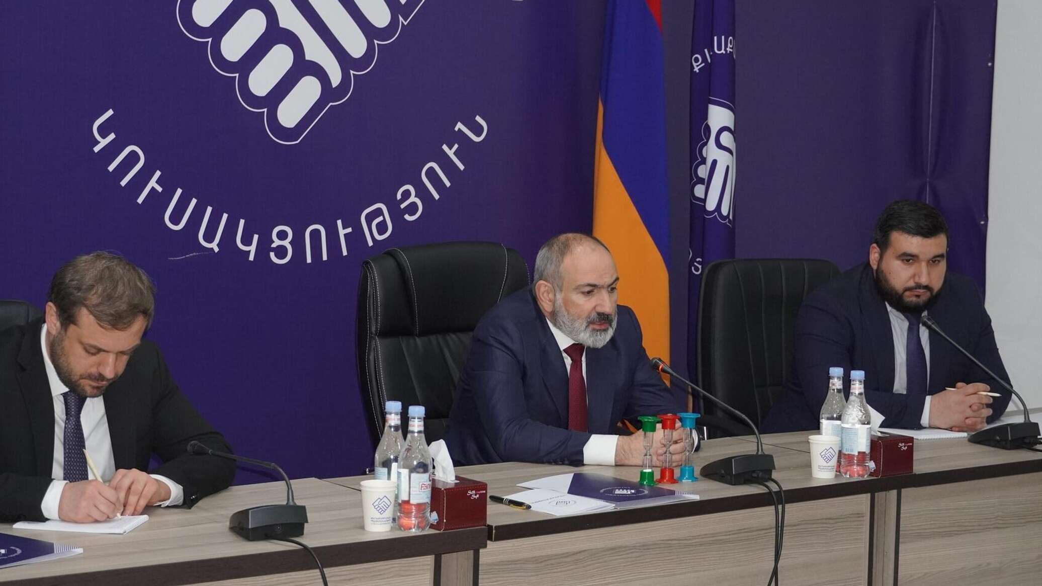 Փաշինյանը զարմացել է, որ ժողովուրդն այսքան տարի իրենց հանդուրժում է. «Հրապարակ»