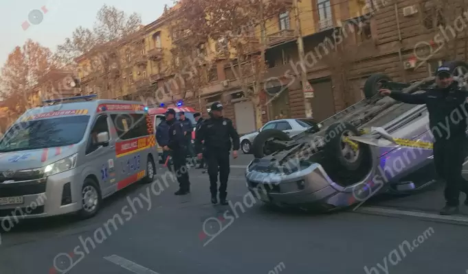 Խոշոր ավտովթար Երևանում. բախվել են «Lexus»-ն ու «Mitsubishi»-ն. վերջինը գլխիվայր շրջվել ու հայտնվել է ճանապարհի մեջտեղում