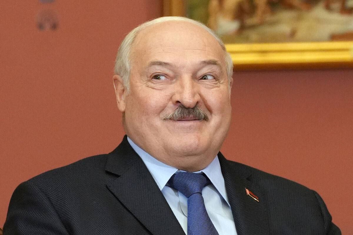 Лукашенко призвал жителей Беларуси привыкать к мысли о другом президенте: «Я вас избаловал немножко»