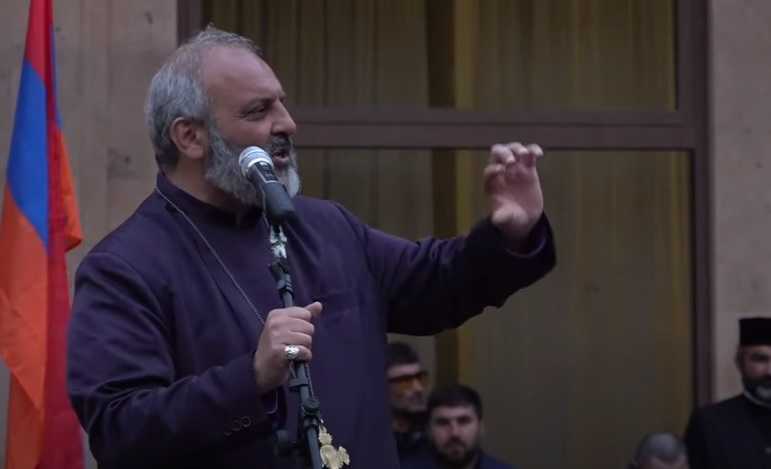 Բագրատ Սրբազանի առաջնորդությամբ հավաք Սուրբ Աննա եկեղեցու բակում․ ուղիղ
